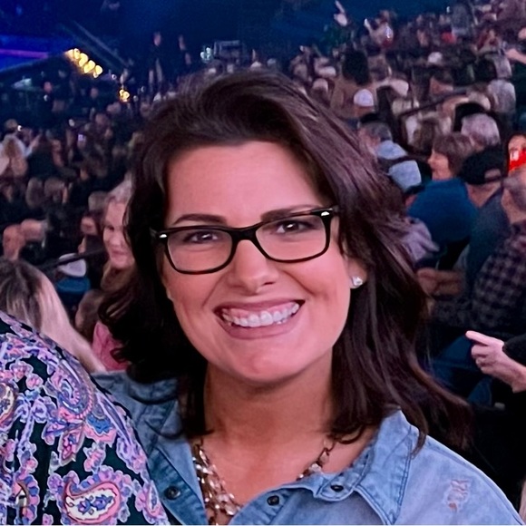 Meet your Posher, Amanda - Picture 2 of 3